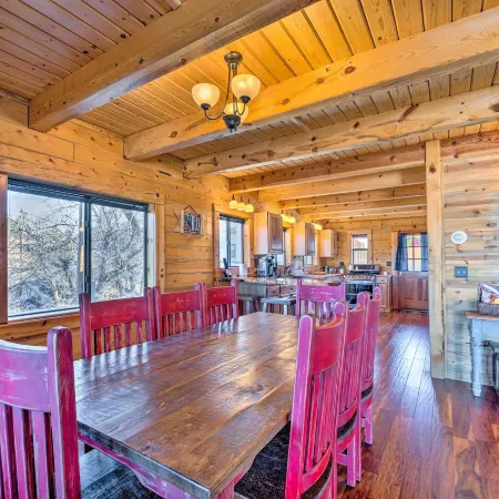Pet-Friendly Cloudcroft Cabin Walk to Shop, Food
