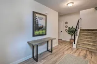 Inviting Hideout Townhome w/ Balcony & Lake Views! - Apartments