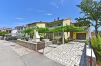 Apartments Dragica 929 Hotels near Novo Igralište Valbandon