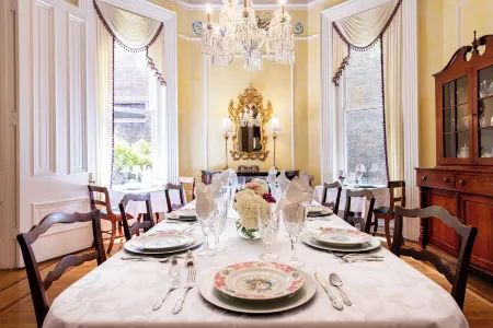 DuPont Mansion Bed & Breakfast Отели рядом с достопримечательностью «T3»