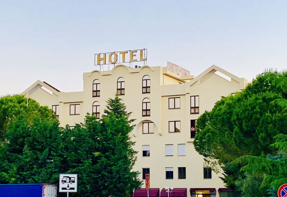 Il Grifo Hotel e Bisteccheria Toscana - Housity