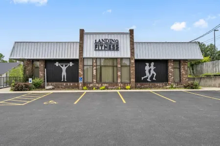 Modern Yote Condo at Roark Creek Отели рядом с достопримечательностью «The SKY Deck at Parakeet Pete's Waterfront Zipline»