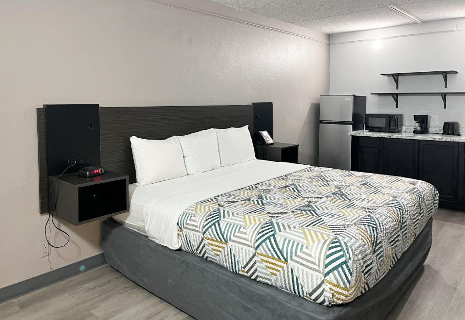 Motel 6-Fresno, CA - Blackstone North - Housity