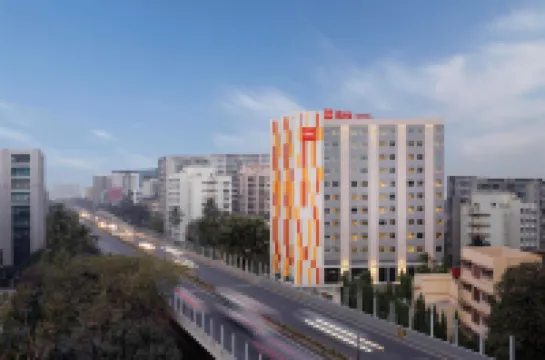 ibis Mumbai BKC Hotel a 