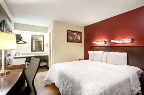 Red Roof Plus+ Baltimore-Washington DC/BWI Airport Hotels in Linthicum Heights