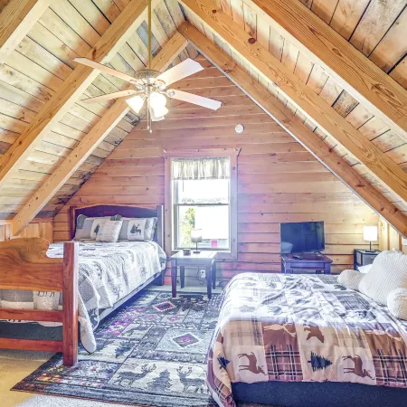 2 Mi to Mabry Mill: Mtn-view Cabin w/ Porch!