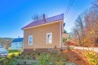 18 Mi to Skiing: Colorful Home in Springfield! - Wifi