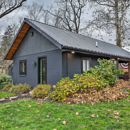 Riverfront Zanesville Getaway w/ Private Bar!