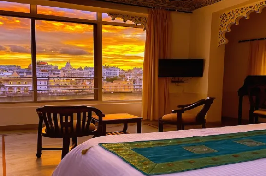 Thamla Haveli - Heritage Lake View Hotel