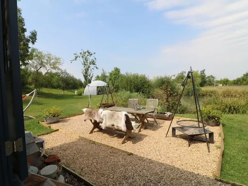 Shepherd's Hut- Hot Tub- Wellness Spa- Wood Burner - Bungalows