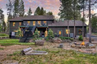 Spring River Retreat Waterfront Luxury w Hot Tub Game Room Near Bend