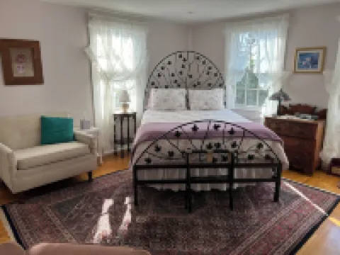 Chatham Village - Adorable Studio Apartment in Antique Home
