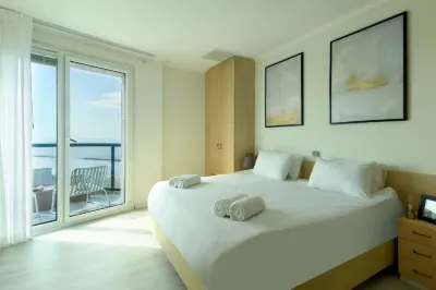 Luxury 2BR Apt w Balcony & Beach View โรงแรมใน