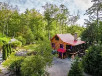 Private log cabin nestled at the base of a secluded wooded area Hoteles en Highland