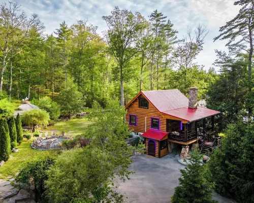 Private log cabin nestled at the base of a secluded wooded area Hotels in Highland
