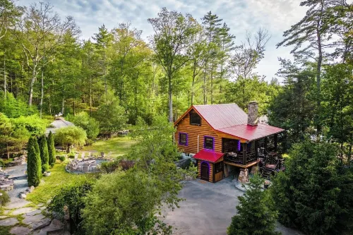 Private log cabin nestled at the base of a secluded wooded area Hotels in Highland