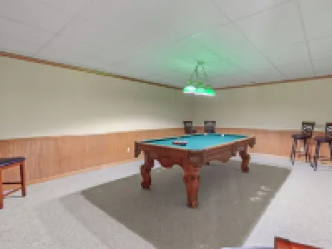 River's Edge Oasis, private dock, 2 kitchens, pool table, dog friendly! ポスト・フォールズのホテル