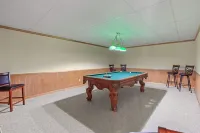 River's Edge Oasis, private dock, 2 kitchens, pool table, dog friendly!