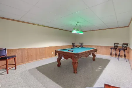 River's Edge Oasis, private dock, 2 kitchens, pool table, dog friendly! Отели рядом с достопримечательностью «Dr. Cher Jacobsen, MD»