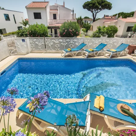 Charming Villa with Private Pool in Vibrant Vilamoura, Free AC and Wifi