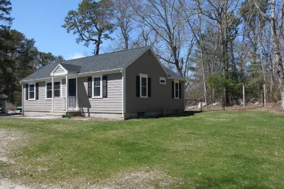 5 Star Accomodations - Less than a mile to Monument Beach