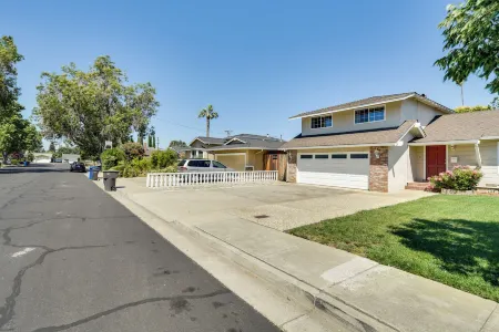 Campbell Vacation Rental ~ 8 Mi to San Jose! Отели рядом с достопримечательностью «Лос Гатос Крик Трейл»