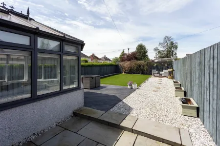 No15 Ellis House - Donnini Apartments Отели в г. Килмарнок