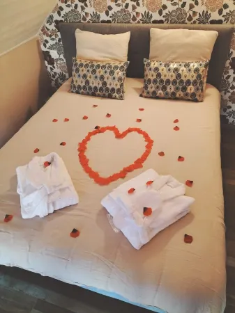 La maison des volcans Cantal, pretty Auvergne house with jacuzzi Отели в г. Сен-Бонне-де-Конда