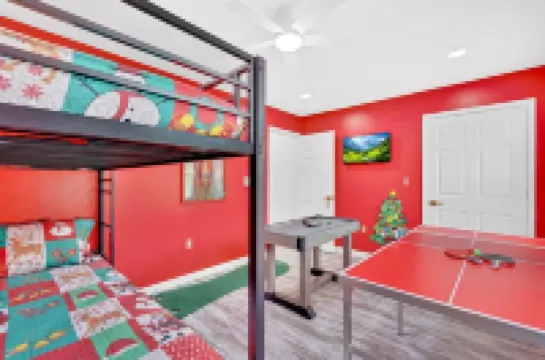 Experience the Magic of Christmas Year-Round at The Mistletoe Manor โรงแรมในบริสตอล