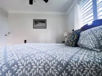 Just 7 minutes to airport. Wi-Fi and A/C. Capture Holiday Memories here!