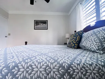 Just 7 minutes to airport. Wi-Fi and A/C. Capture Holiday Memories here!