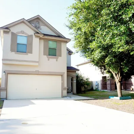 Charming 3-bedroom 6 beds. 2.5 bath. Pools access house with WiFi and AC in Kyle