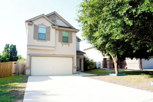 Charming 3-bedroom 6 beds. 2.5 bath. Pools access house with WiFi and AC in Kyle