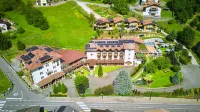 Boutique Hotel e Chalets Salvadori فنادق في Cogolo