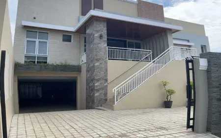 Queensa Hotel Отели в г. Кудус