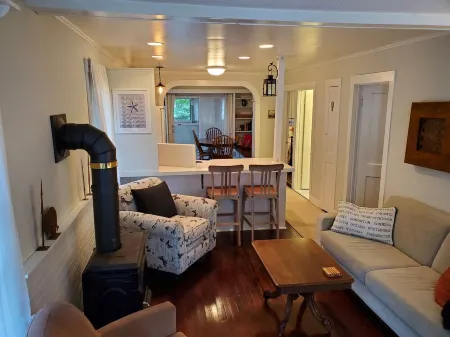 Enjoy this cozy cottage, 10 minutes from Bay Beach in Crystal Beach.