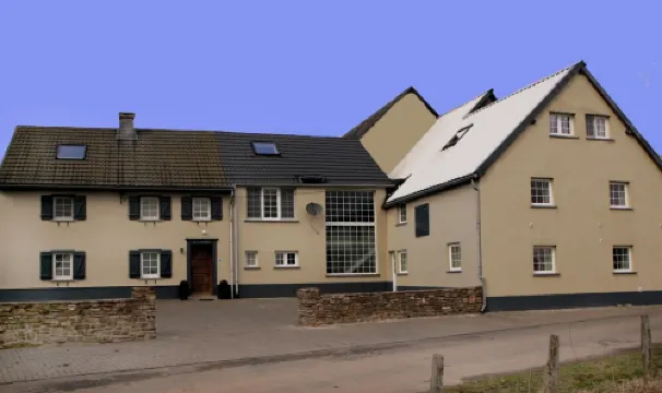 Quiet farmhouse in the middle of nature Hotels in Bullingen