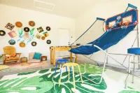 The Tigers Den w/ Hot Tub Oasis & Near Ocean! Hotels in Lealman