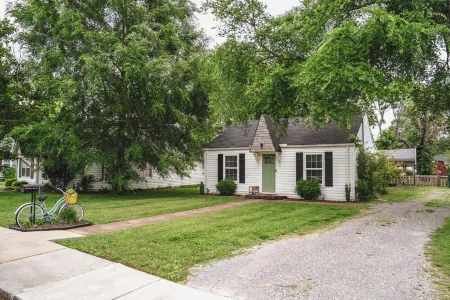 The Bird House – Charming Downtown Lebanon Stay, Pets Welcome!