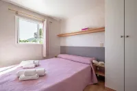 Bungalow with pool in a park-like garden by the sea! Hotels in Scarlino