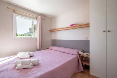 Bungalow with pool in a park-like garden by the sea! Hotel in zona Camping Piper