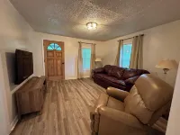 Charming 3-bedroom house with WiFi, AC just 2 miles from Dale Hallow lake Hotels in Clinton County