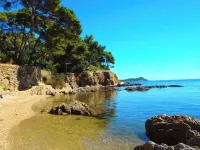 GIENS, T2 in owner's villa with swimming pool Hotels in Giens