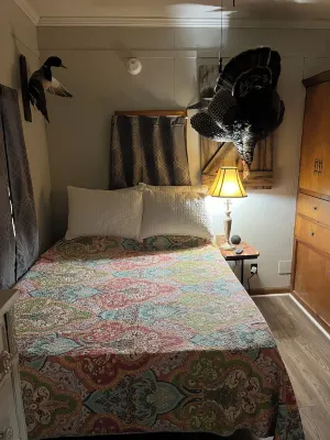 Charming 2-bedroom cabin with WiFi, AC in delightful Oxford