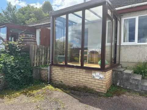 Family Cottage by the Crinan Canal, handy for whisky, golf and standing stones. Hotels in Lochgilphead