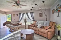 Private Yard & Fire Pit: Pet-Friendly Midway Abode - Parkplatz