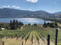 Cozy 2-bedroom apartment with WiFi, AC in amazing Penticton