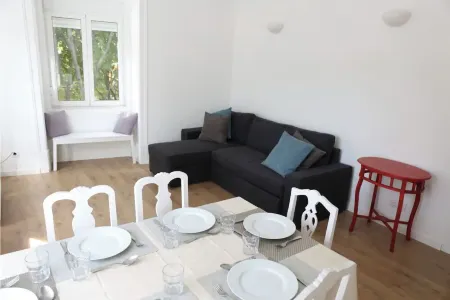 Near the River 3 Bedrooms Flat, with AC for 9 Отели рядом с достопримечательностью «Porto M»