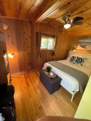 DeerBay Sunset Waterfront Cottage, HotTub, Firepit, clear deep water swimming