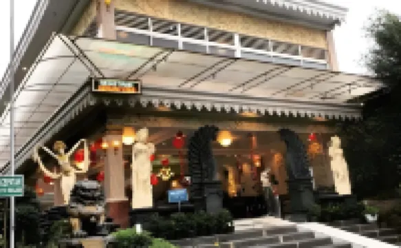 Seruni Hotel Hobbit House